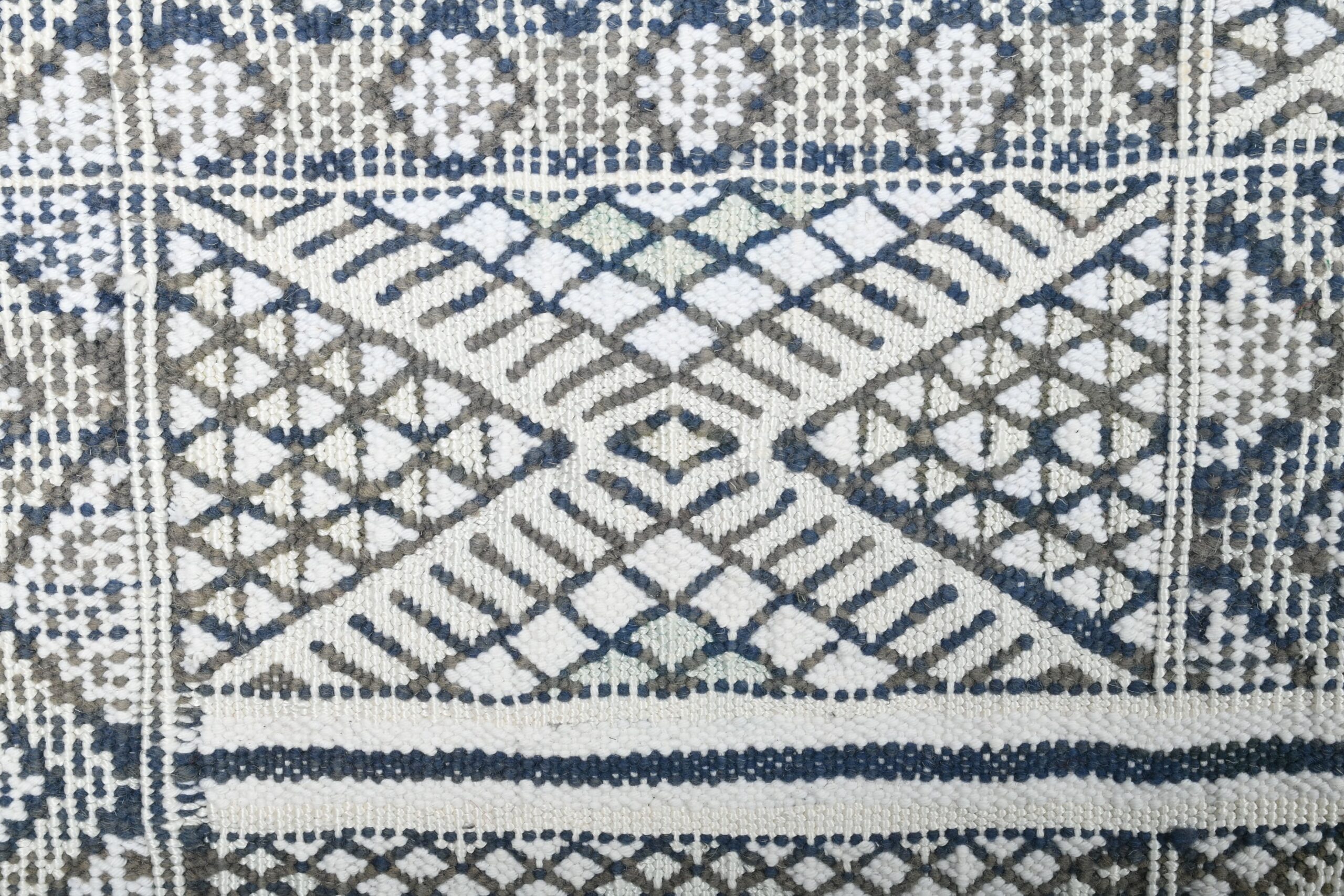 Authentic Zemmour Moroccan Wool Rug - 210x318 cm Handmade Geometric Design — изображение 9