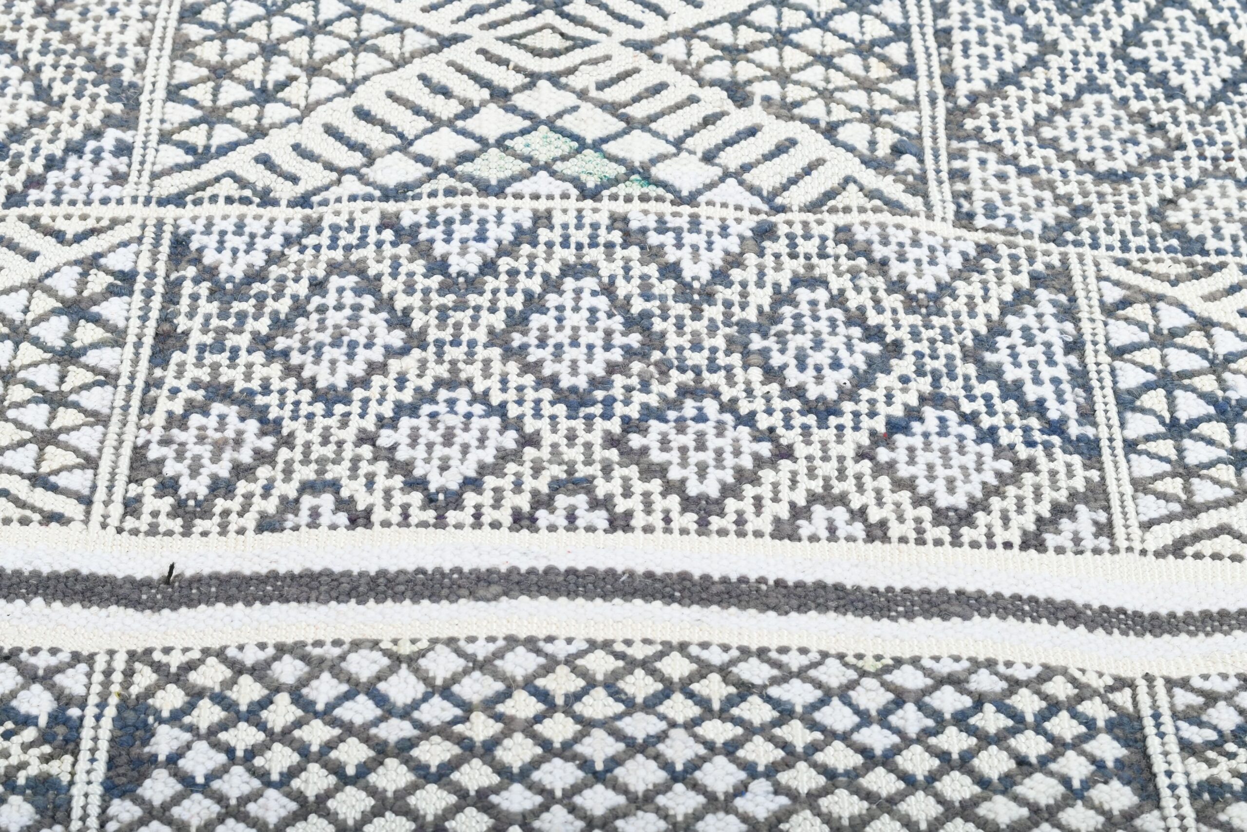 Authentic Zemmour Moroccan Wool Rug - 210x318 cm Handmade Geometric Design — изображение 10