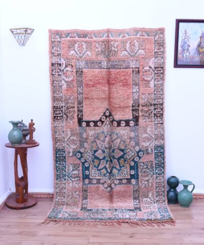 Изысканный марокканский шерстяной ковер Beni Mguild размером 138x252 см в персиковых тонах