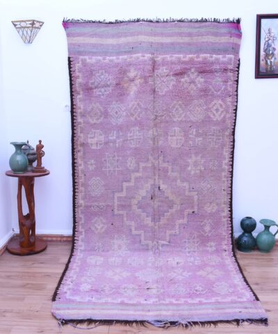 Уникальный фиолетовый ковер Beni Mguild из марокканской шерсти 153x320 см — элегантность ручной работы