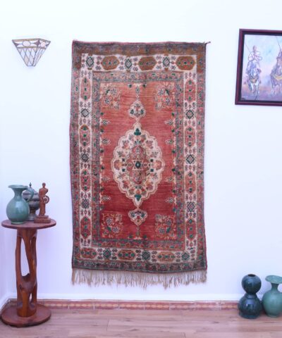 Настоящий марокканский шерстяной ковер рабати 106 x 178 см — насыщенного красного цвета с замысловатыми узорами