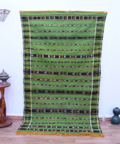 Марокканский шерстяной ковер Zemmour ручной работы 147 x 246 см с ярким зелёным геометрическим узором