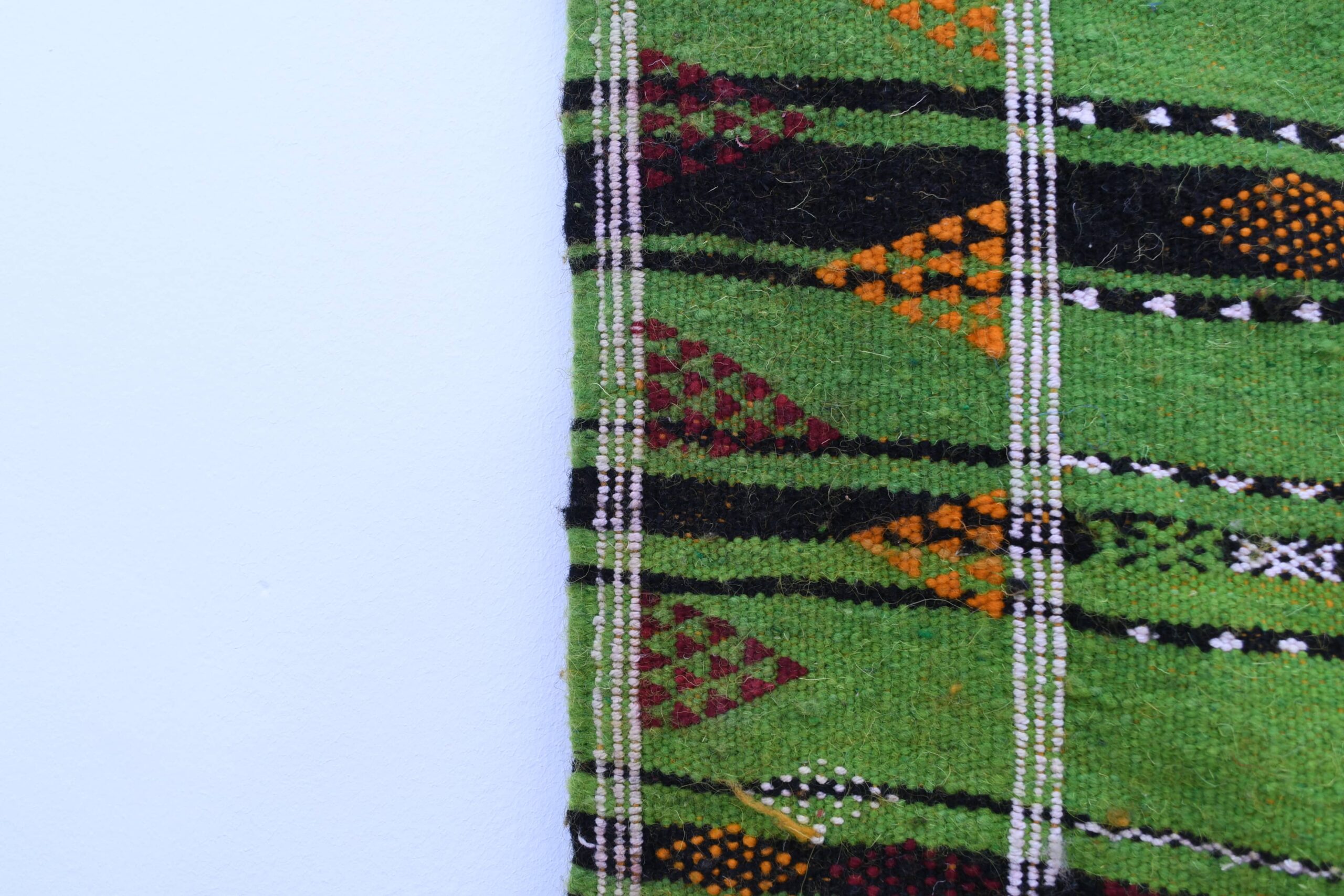 Handmade Moroccan Zemmour Wool Rug 147x246cm - Vibrant Green Geometric Pattern - Image 3