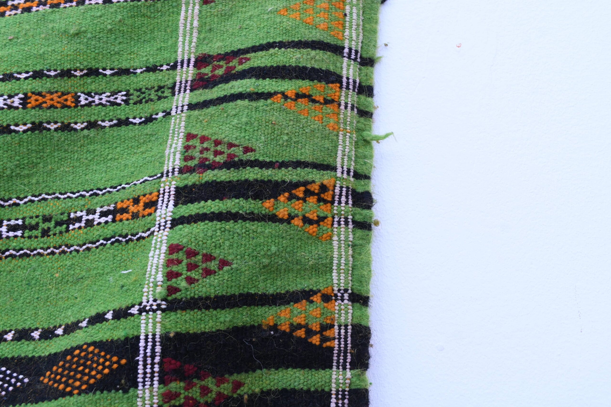 Handmade Moroccan Zemmour Wool Rug 147x246cm - Vibrant Green Geometric Pattern - Image 4