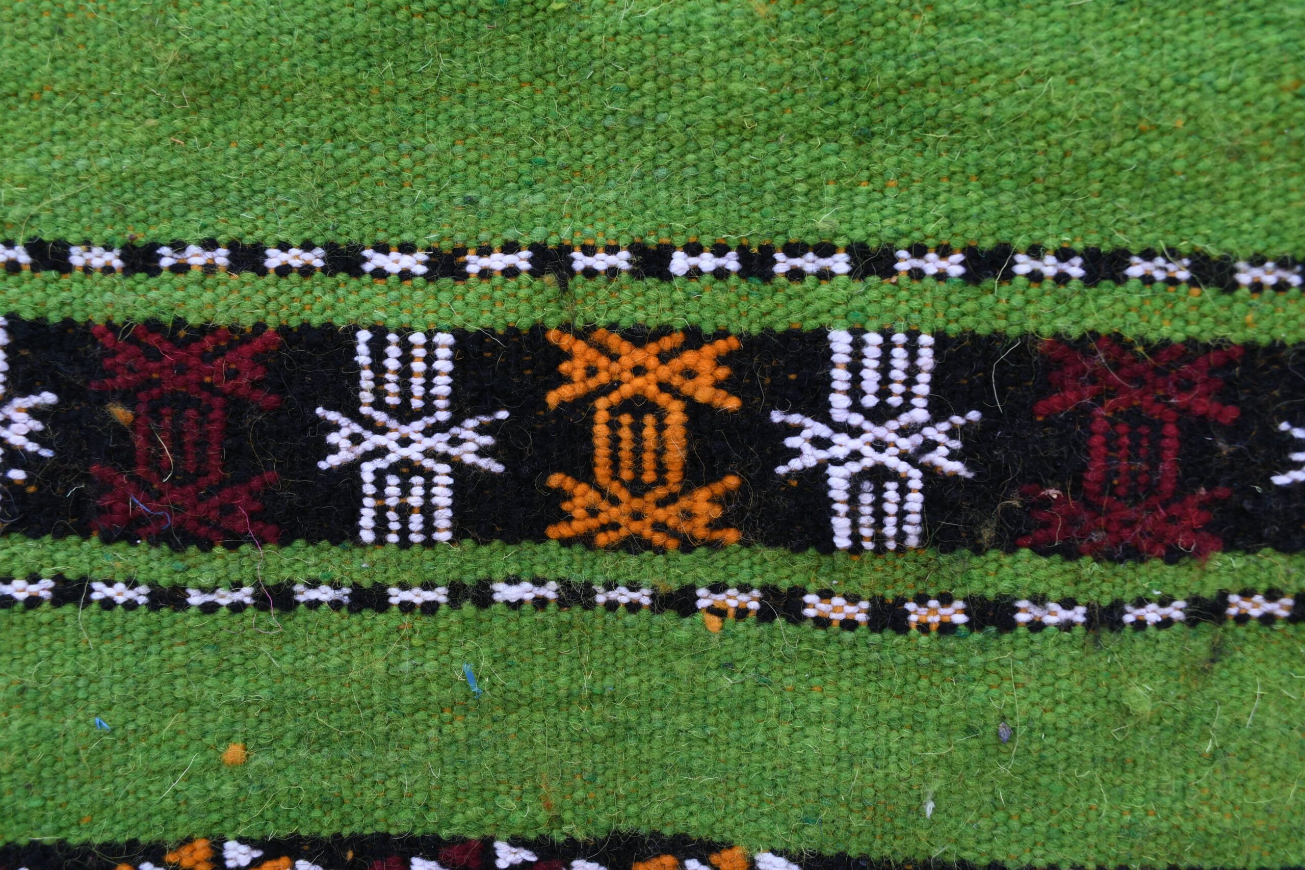 Handmade Moroccan Zemmour Wool Rug 147x246cm - Vibrant Green Geometric Pattern - Image 5