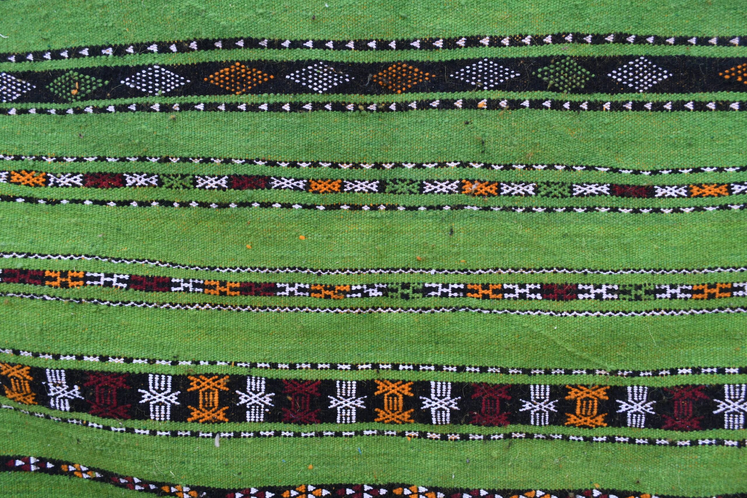 Handmade Moroccan Zemmour Wool Rug 147x246cm - Vibrant Green Geometric Pattern - Image 6