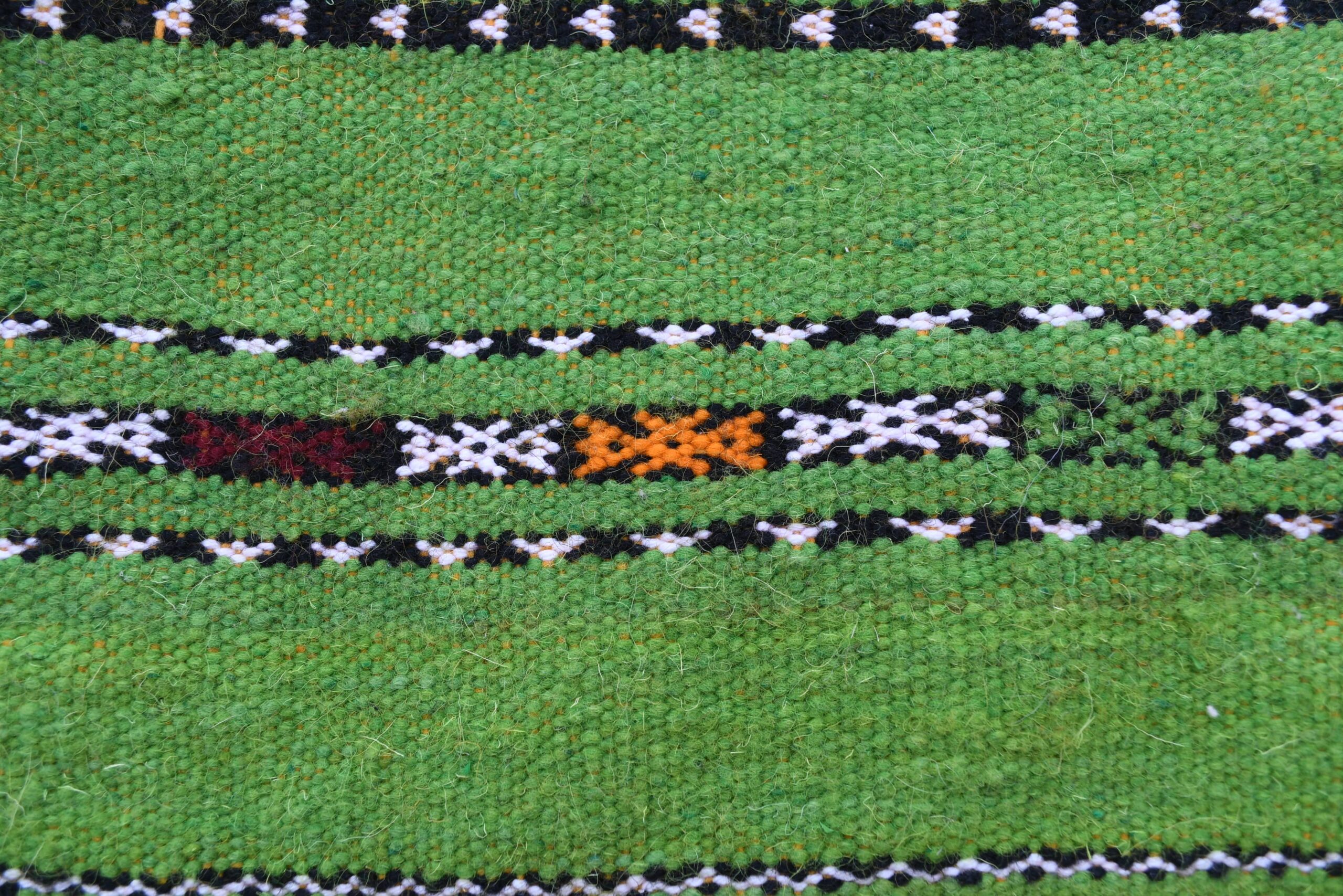 Handmade Moroccan Zemmour Wool Rug 147x246cm - Vibrant Green Geometric Pattern - Image 7