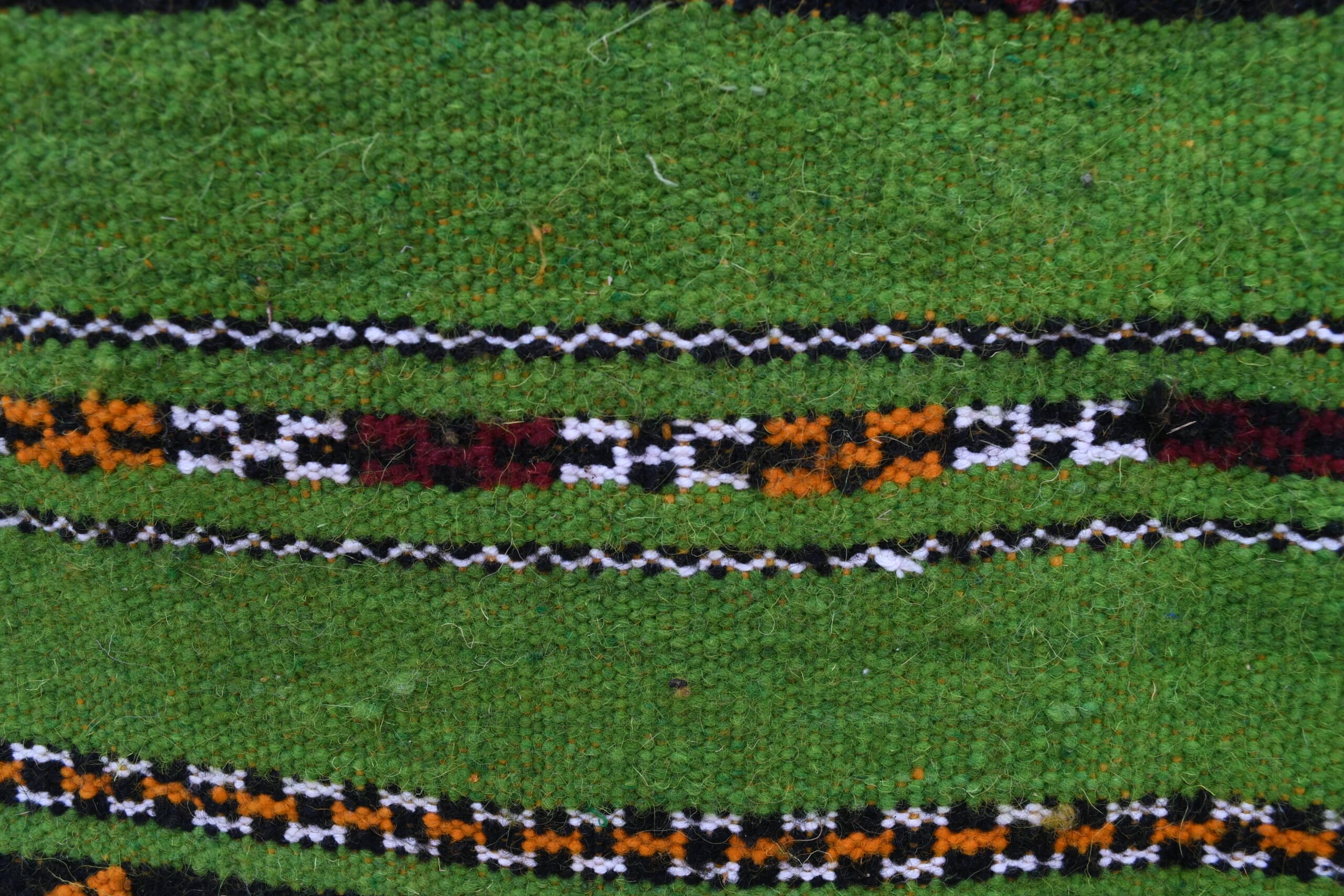 Handmade Moroccan Zemmour Wool Rug 147x246cm - Vibrant Green Geometric Pattern - Image 8