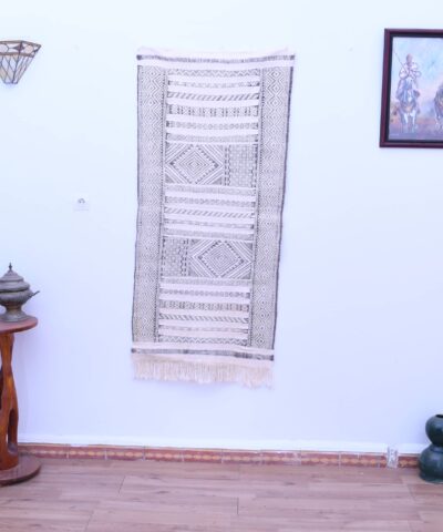 Марокканский шерстяной ковёр-килим ручной работы 72x153 см с уникальным геометрическим узором