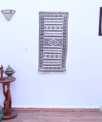Марокканский шерстяной ковёр-килим ручной работы 58x120 см с уникальным геометрическим дизайном