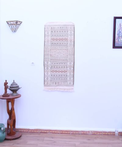 Марокканский шерстяной ковёр-килим ручной работы, 57 x 121 см, с замысловатым геометрическим узором.