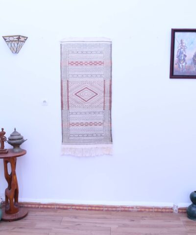 Марокканский шерстяной ковёр-килим ручной работы 60x130 см с уникальным геометрическим дизайном