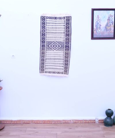 Марокканский шерстяной ковёр-килим ручной работы 57x113 см с уникальным геометрическим дизайном