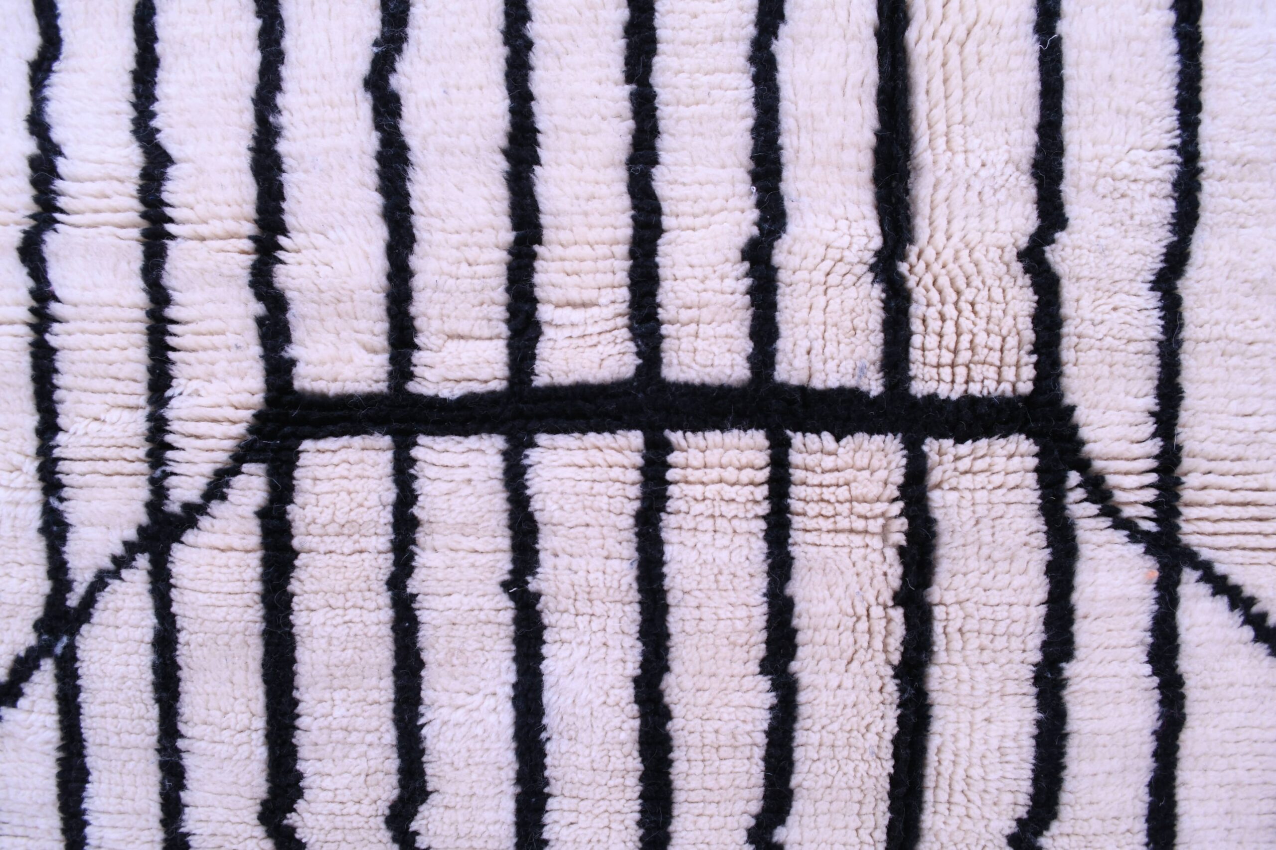 Modern Moroccan Wool Rug 180x240cm - Unique Face Design, Handmade Art - الصورة 4