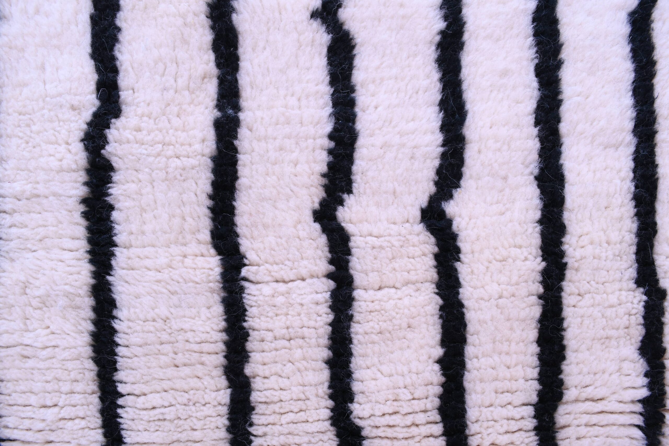 Modern Moroccan Wool Rug 180x240cm - Unique Face Design, Handmade Art - الصورة 5