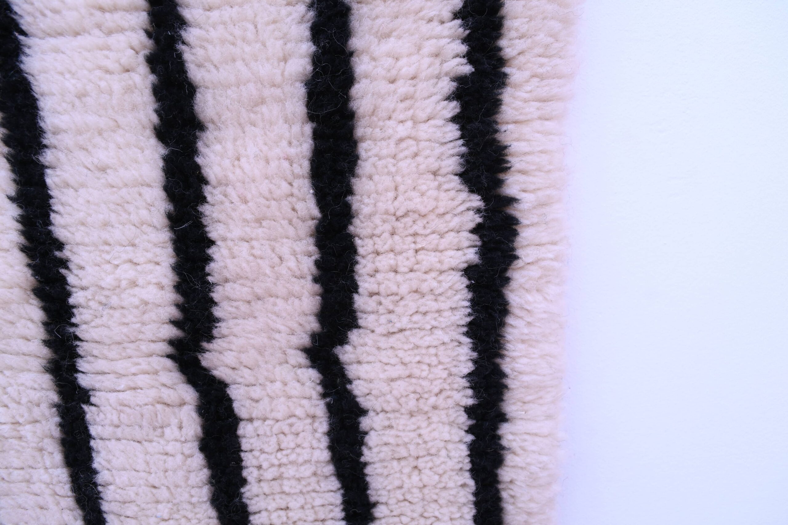 Modern Moroccan Wool Rug 180x240cm - Unique Face Design, Handmade Art - الصورة 8