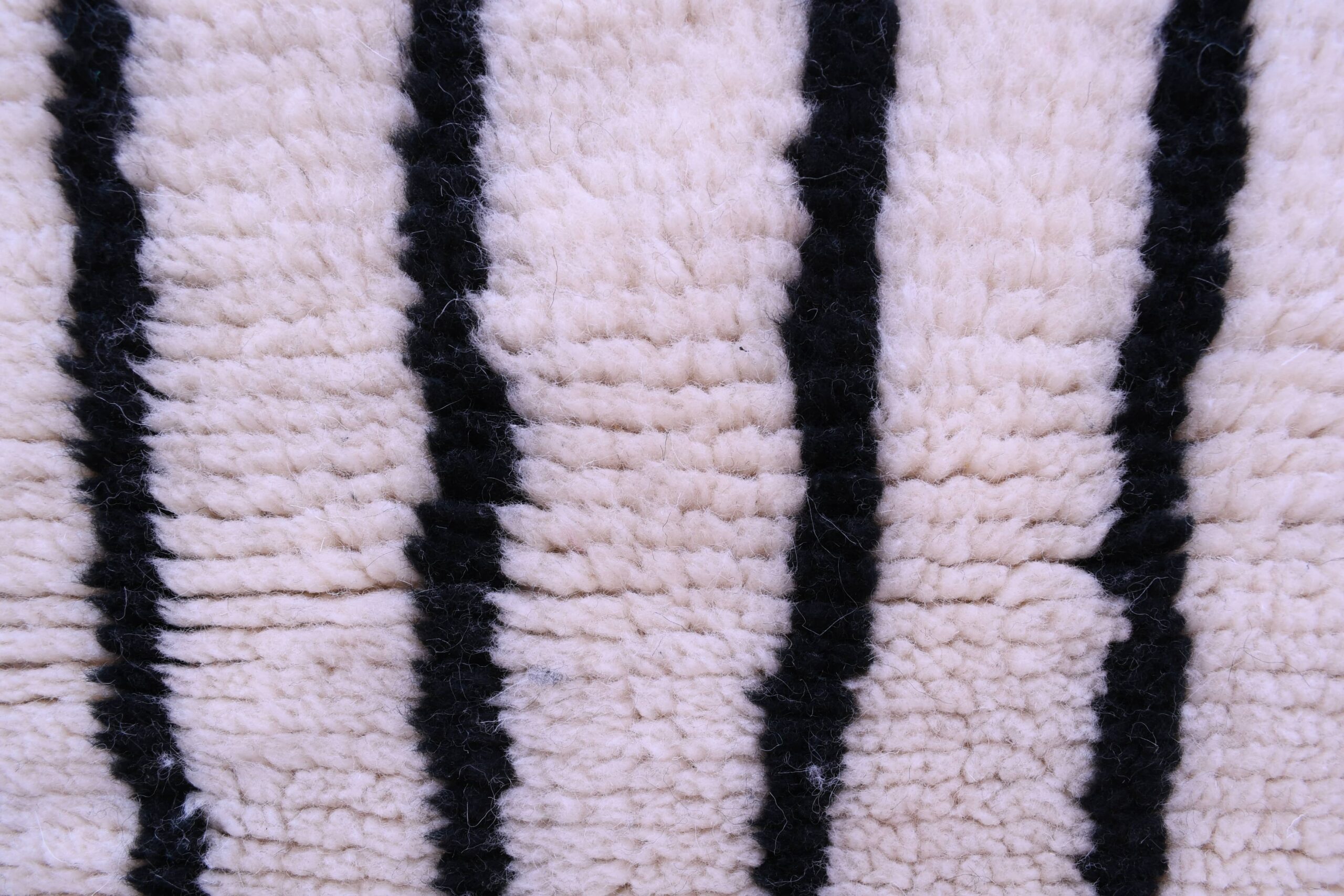 Modern Moroccan Wool Rug 180x240cm - Unique Face Design, Handmade Art - الصورة 9