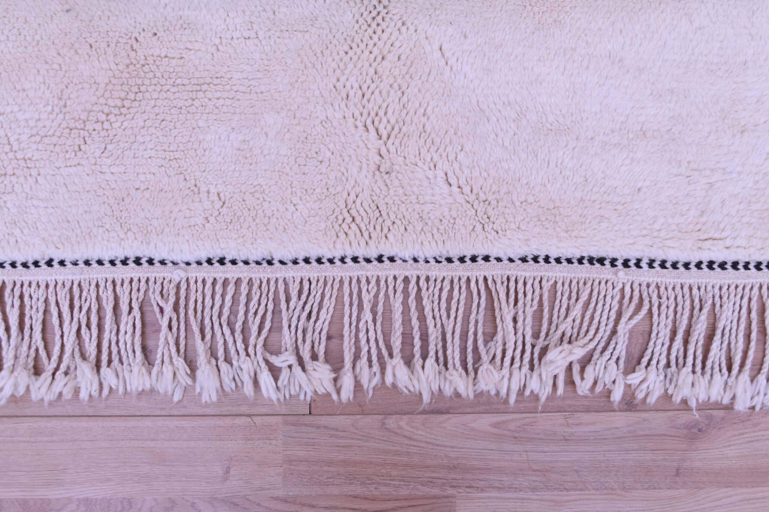 Modern Moroccan Wool Rug 180x240cm - Unique Face Design, Handmade Art - الصورة 10