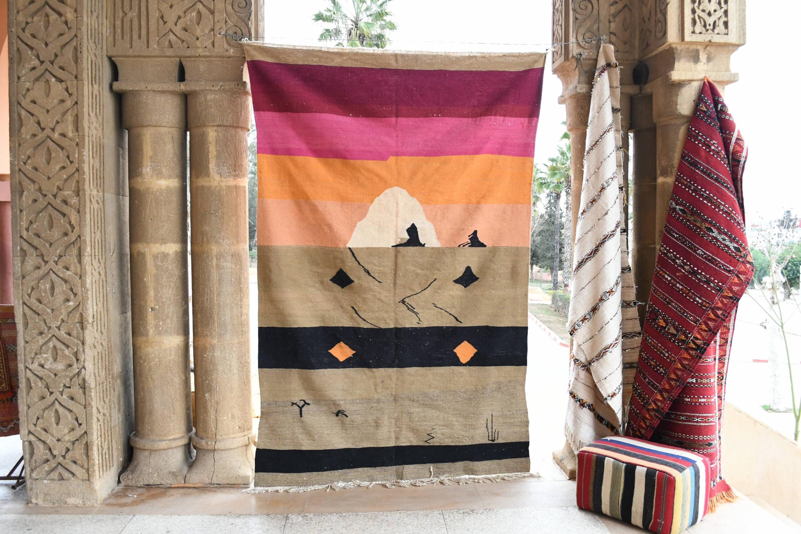 Moroccan Rug Handwoven Wool 9x5 - Neutral Modern Kilim Area Rug for Living Room, Beige Black with Pink Orange Stripes - Bild 3