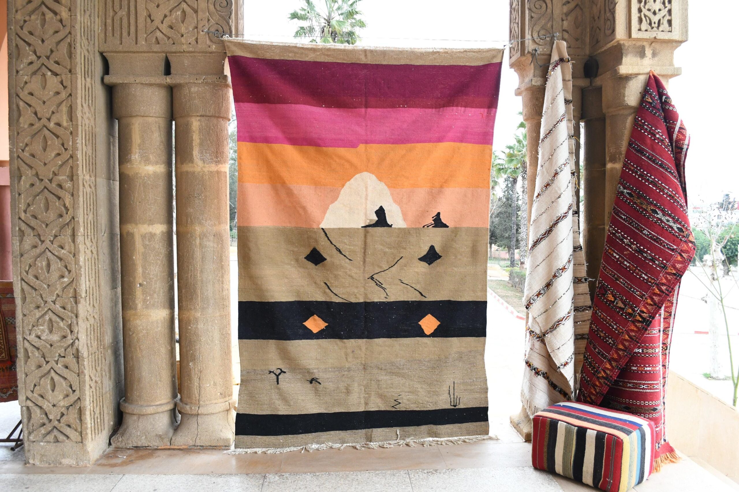 Moroccan Rug Handwoven Wool 9x5 - Neutral Modern Kilim Area Rug for Living Room, Beige Black with Pink Orange Stripes - Bild 4