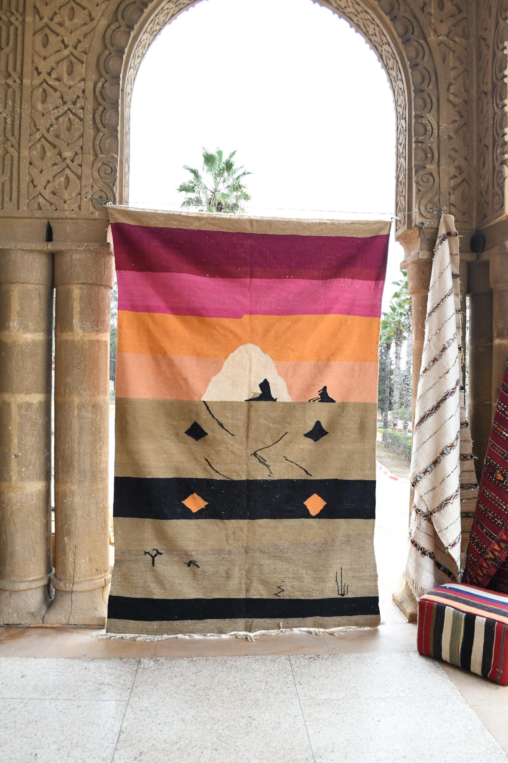 Moroccan Rug Handwoven Wool 9x5 - Neutral Modern Kilim Area Rug for Living Room, Beige Black with Pink Orange Stripes - Bild 6